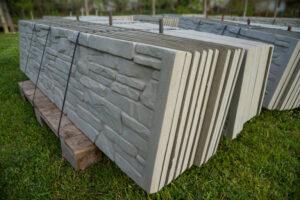 Bau von vorgefertigten Zäunen oder Betonfertigteilen
