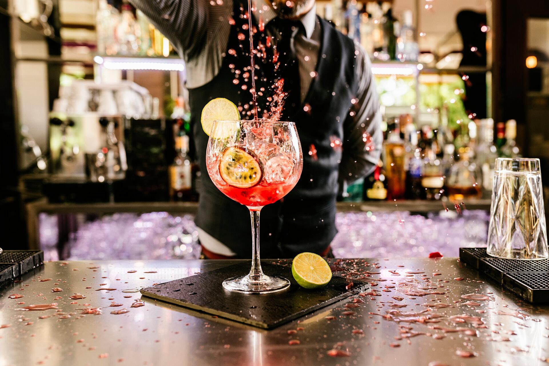 Der Barkeeper macht einen Cocktail im Nachtclub.
