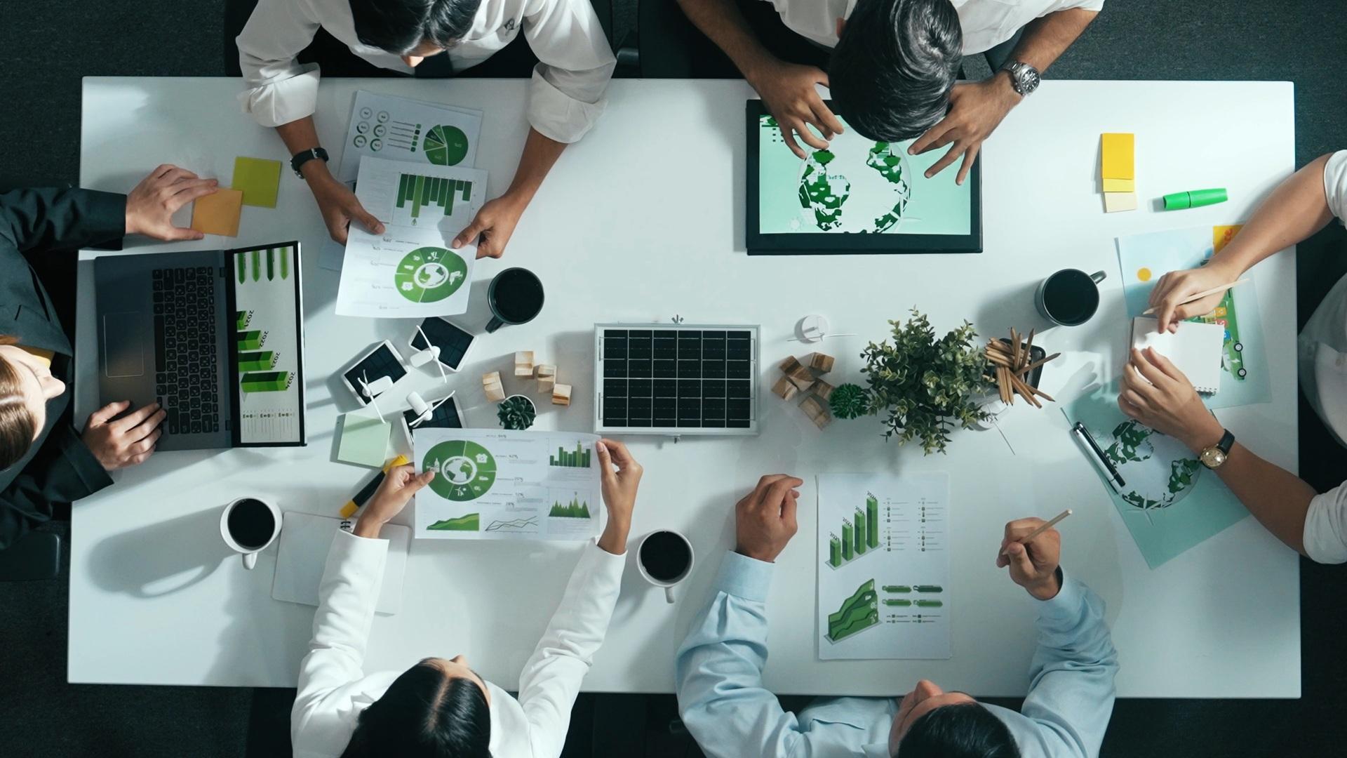 Team bespricht Umweltstrategien am Tisch | Green Jobs